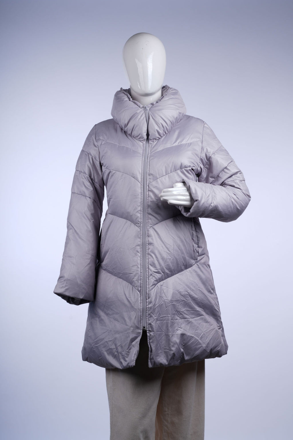 Warm and stylish light grey long coat with quilted design, high collar, and zip closure for cold-weather layering.