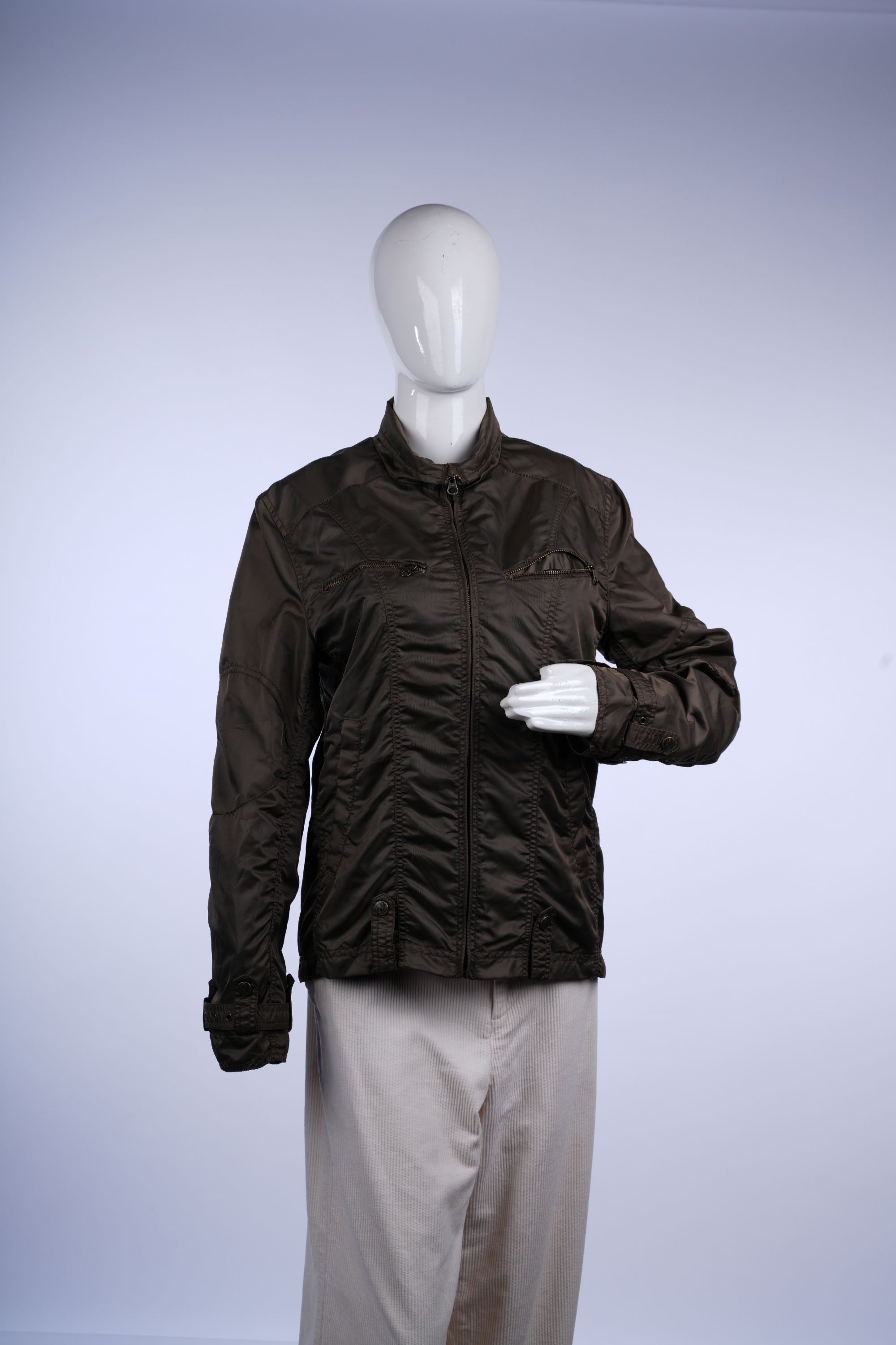 Lightweight ruched jacket featuring zip closure, practical pockets, and cozy faux-fur collar for stylish everyday wear.