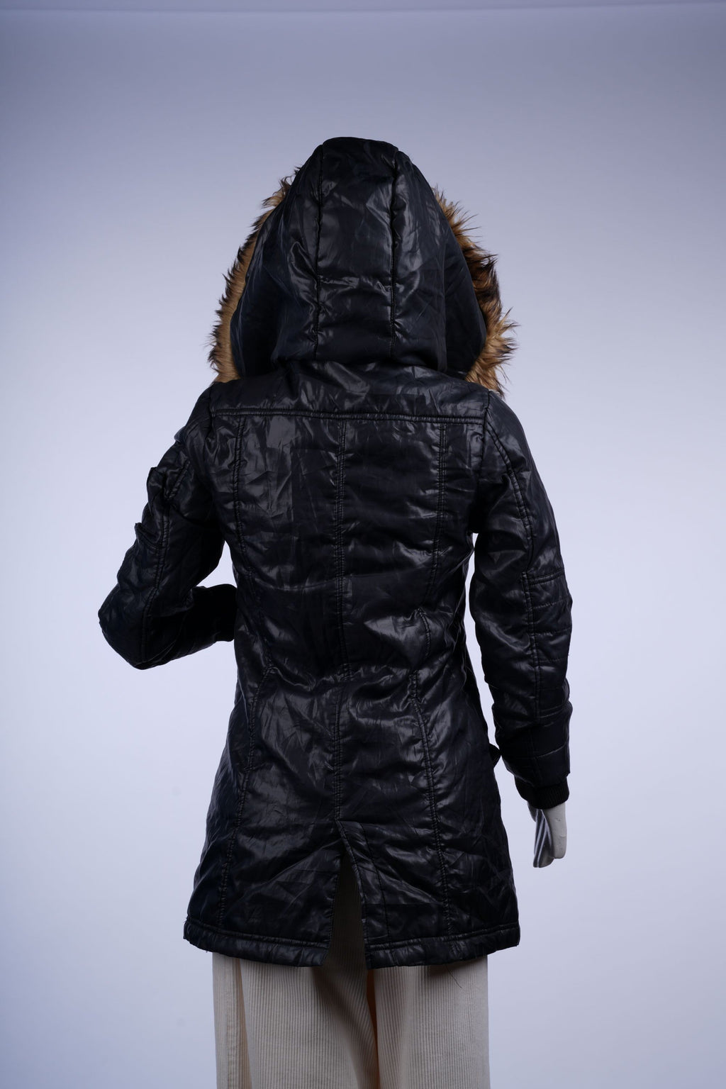  Stylish black hooded parka with zip front and fur-trimmed hood, designed for comfort and insulation in cold weather.