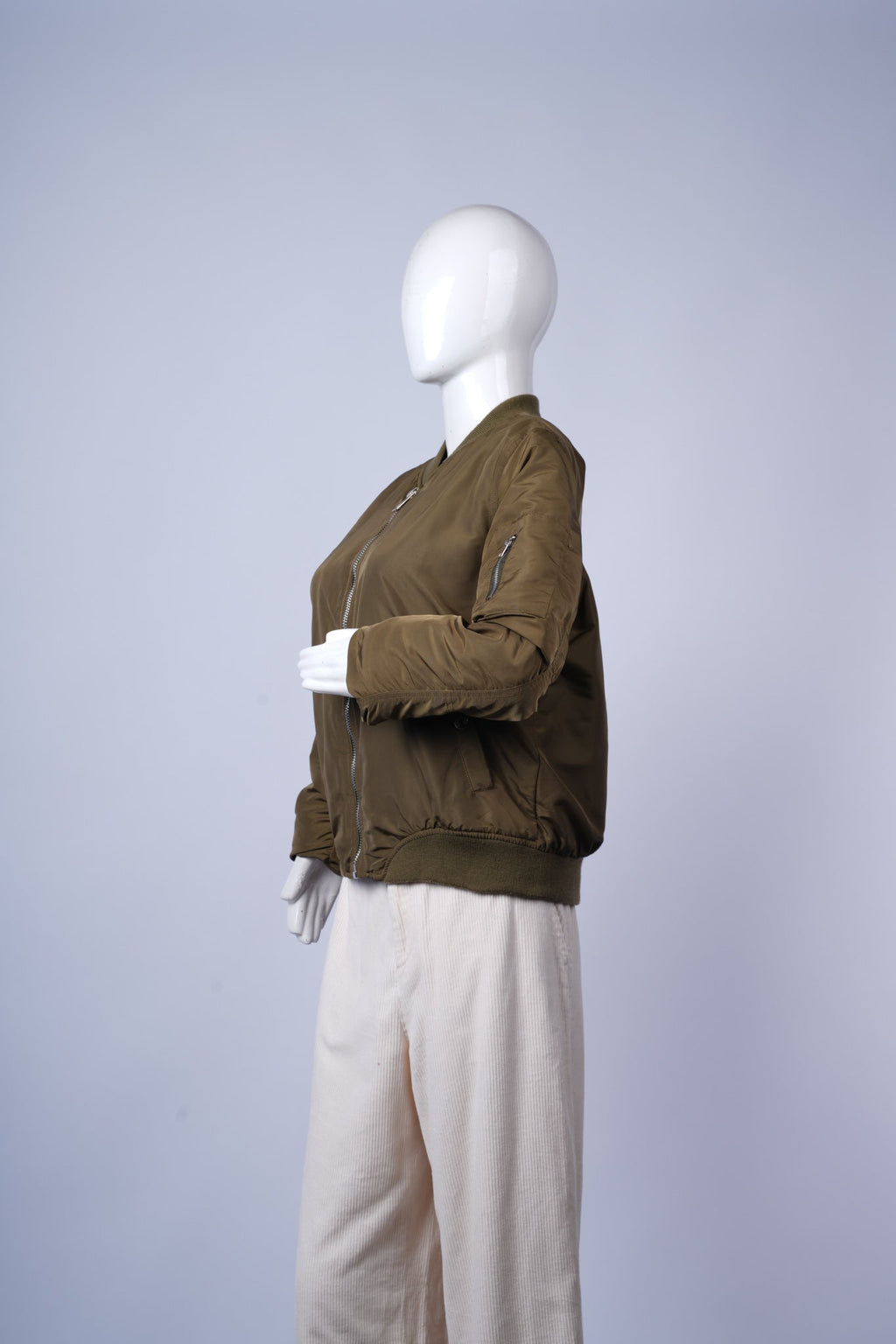 Timeless winter bomber jacket in olive green with cozy orange lining and ribbed cuffs.