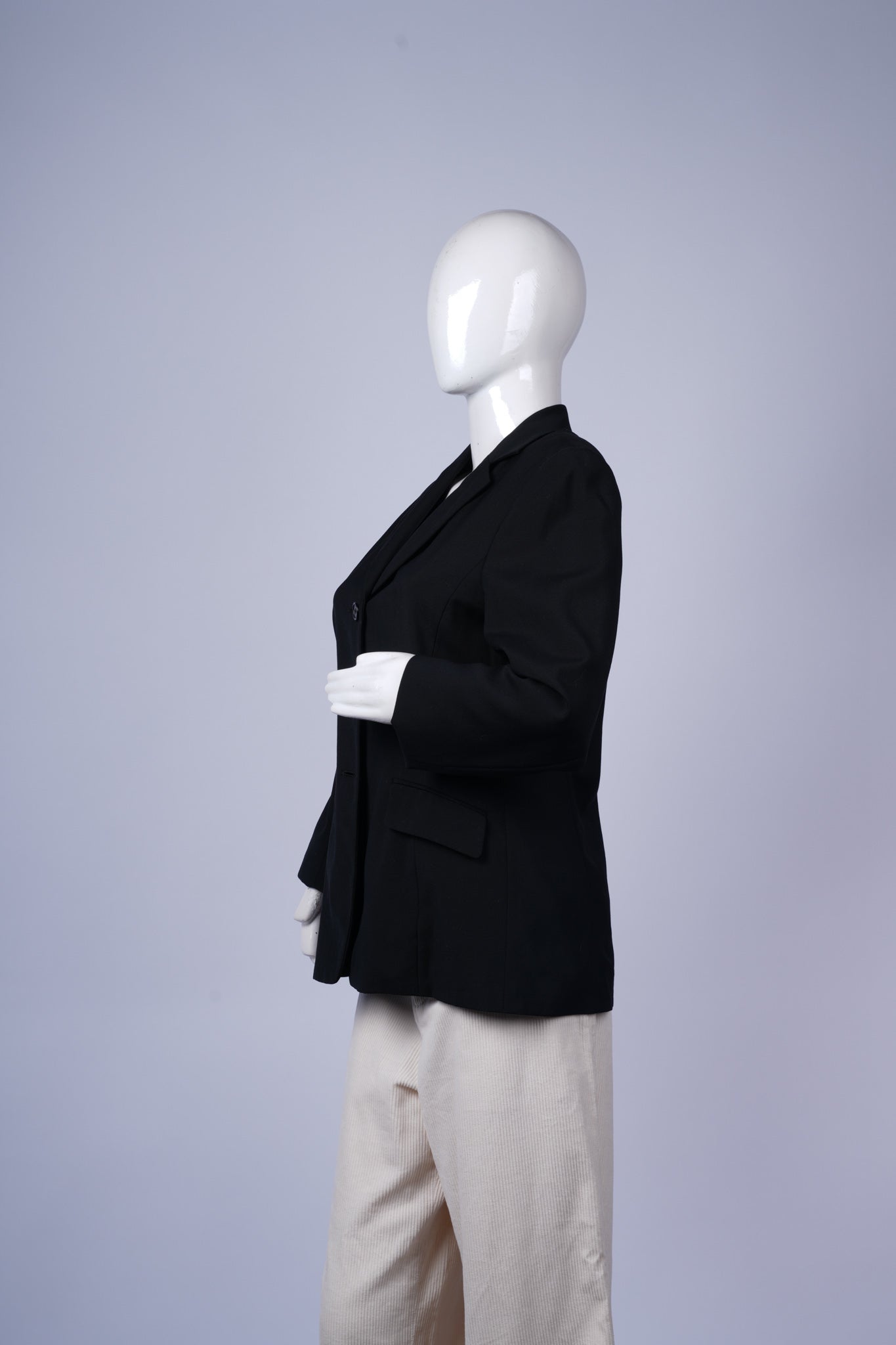 Elegant black blazer featuring a tailored fit and classic notched lapels.