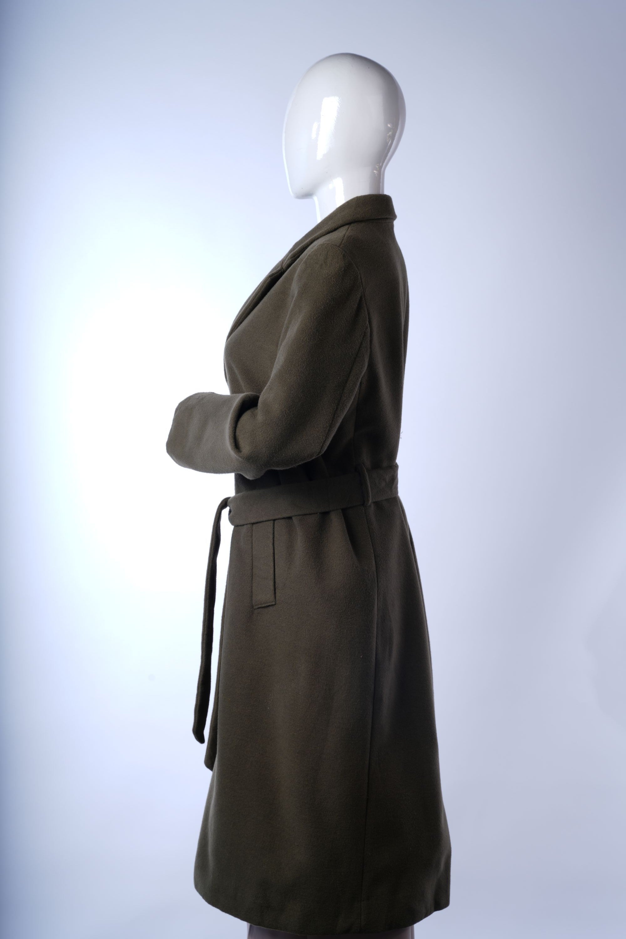 Elegant deep green wool coat featuring tailored fit, flap pockets, and classic design.