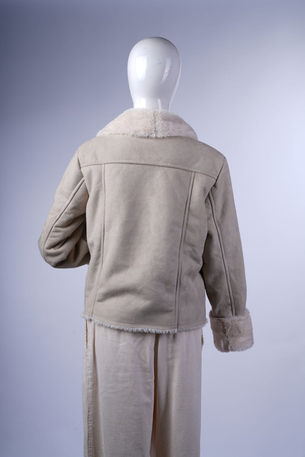 Cream jacket in aviator style with plush faux fur, functional pockets, and wide collar for retro-inspired warmth.