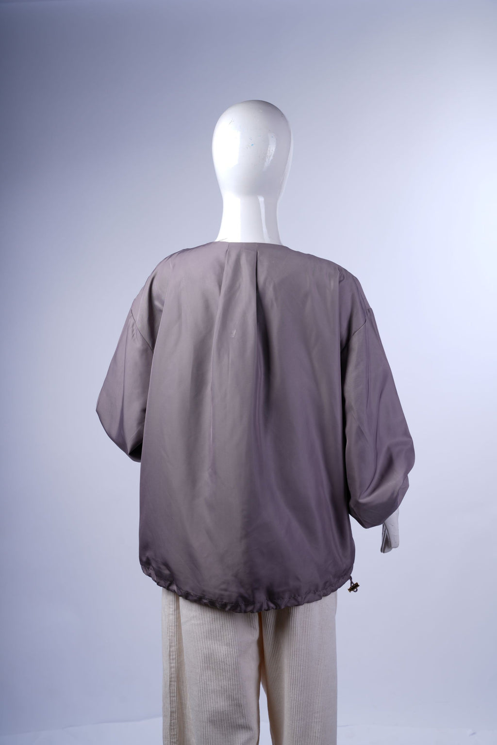 Smart-casual jacket with full-zip closure, side pockets, and elastic details, perfect for layered outfits.