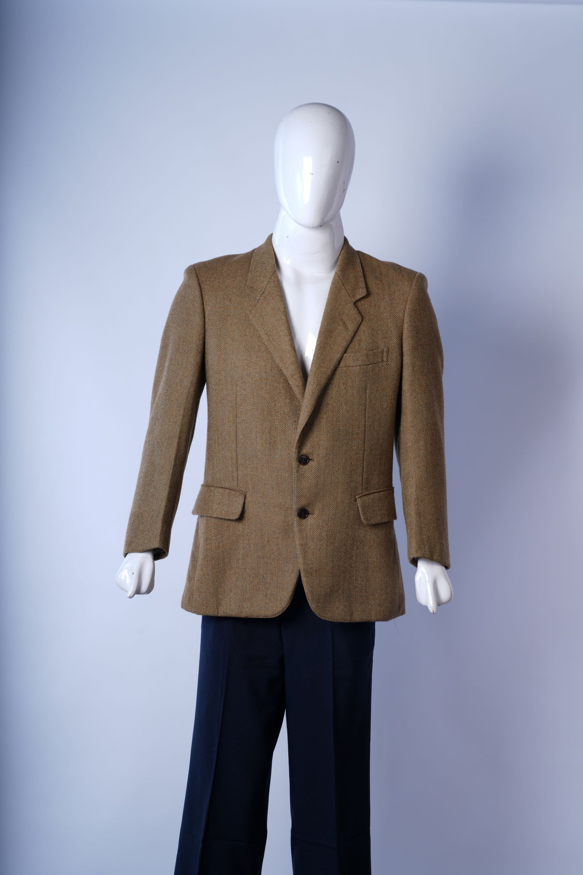 Classic tailored blazer featuring a single-breasted design, notched collar, and front flap pockets.