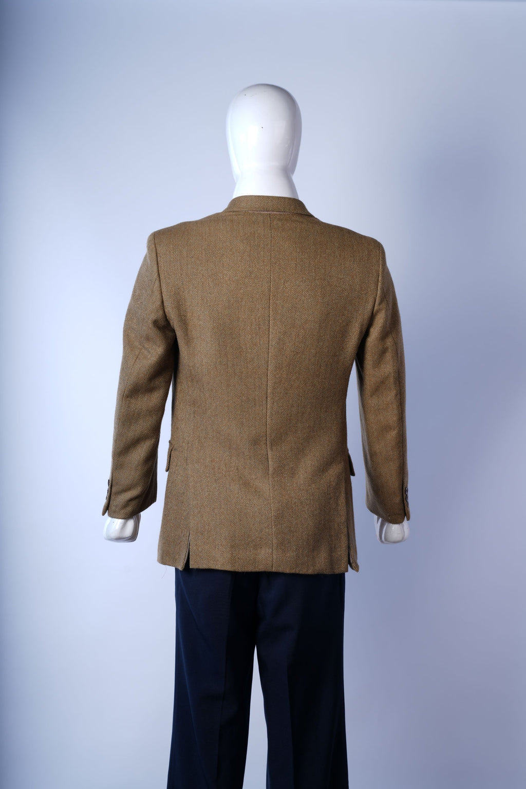 Timeless blazer with notched lapels and flap pockets, ideal for business or smart-casual wear.