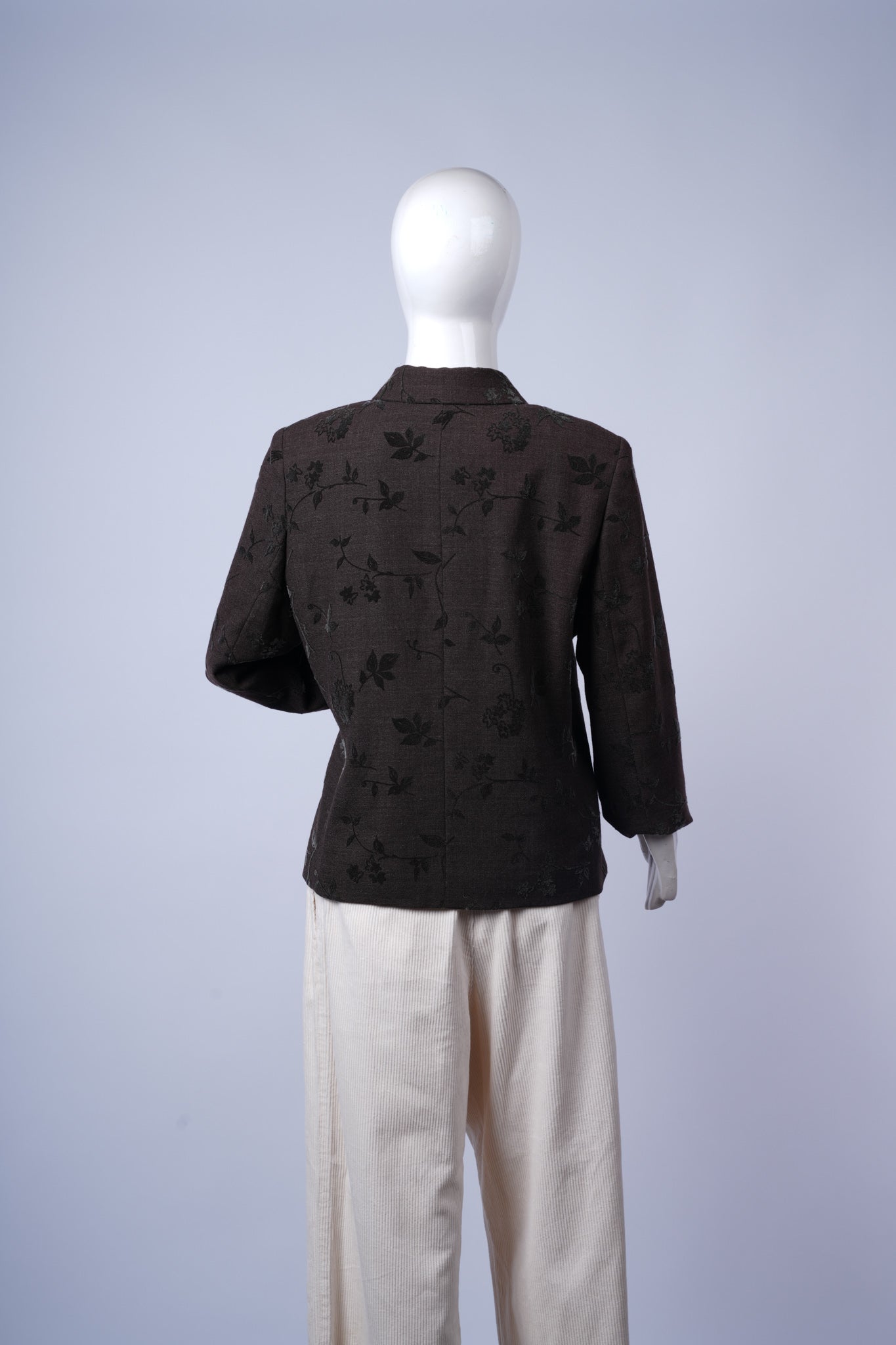 Charming tailored jacket perfect as a statement piece for formal or smart-casual outfits.