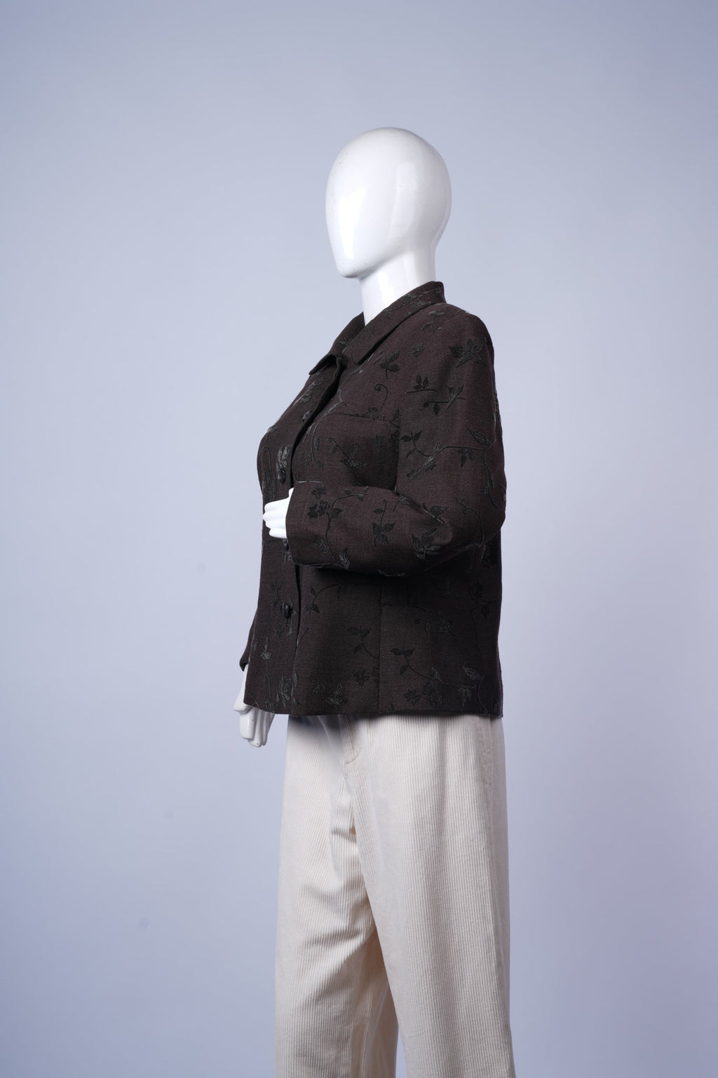 Elegant floral-patterned jacket with lapel collar and button-down front for polished looks.