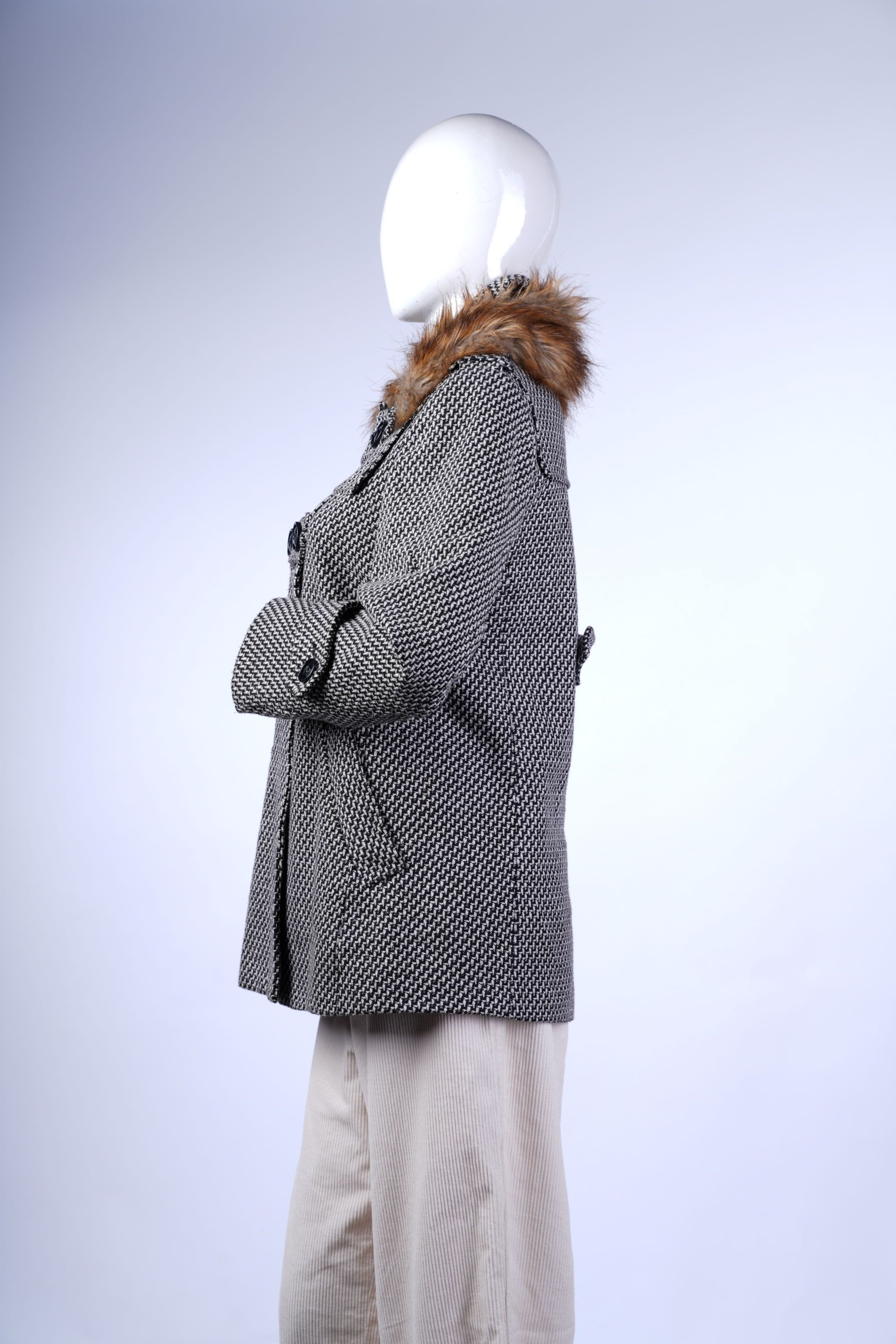 Double-breasted women's coat in classic houndstooth pattern with cozy fur collar.