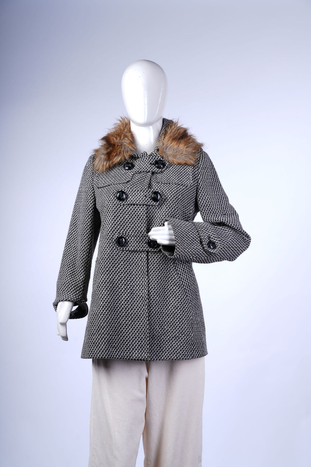 Elegant tailored houndstooth coat for women with vintage-inspired style.
