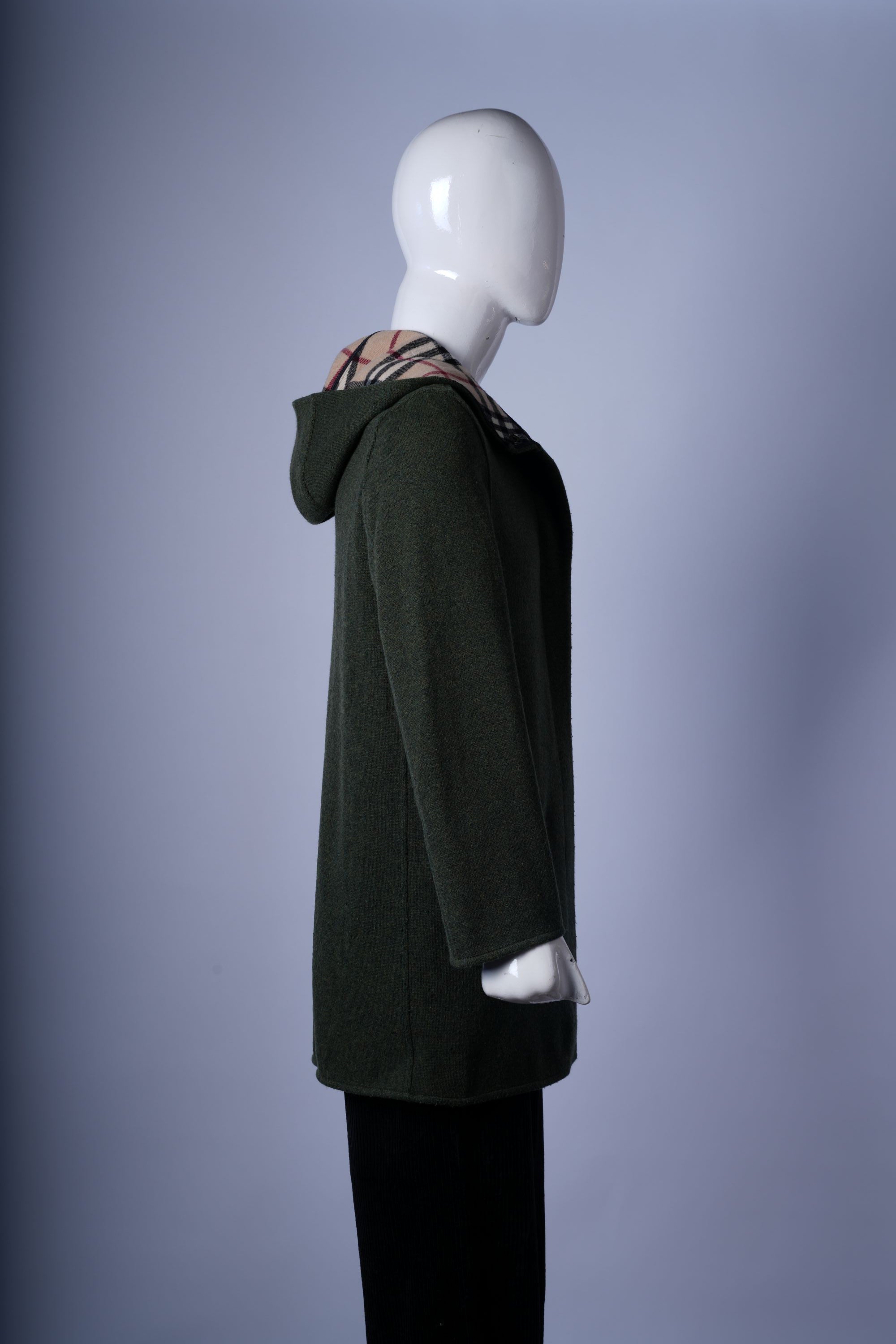 Warm jacket with full zip, stand-up collar, and functional side pockets for casual styling.