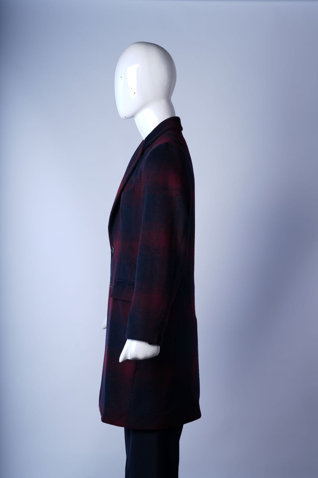 Elegant single-breasted coat featuring classic plaid design and tailored fit.