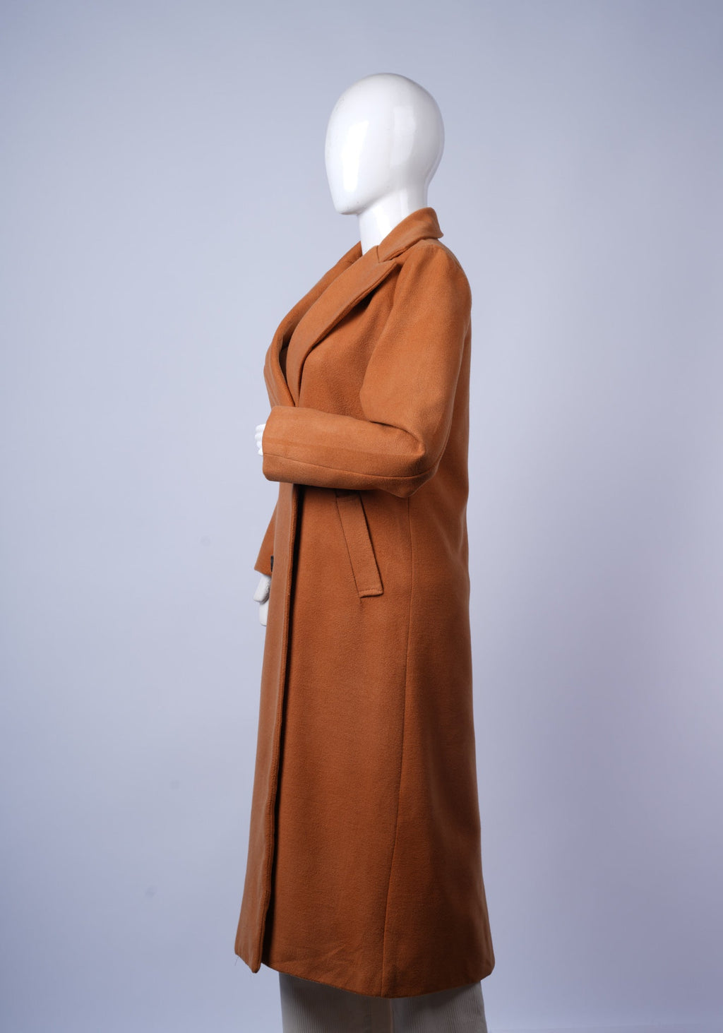 Elegant double-breasted coat in camel with tailored fit and flap pockets.
