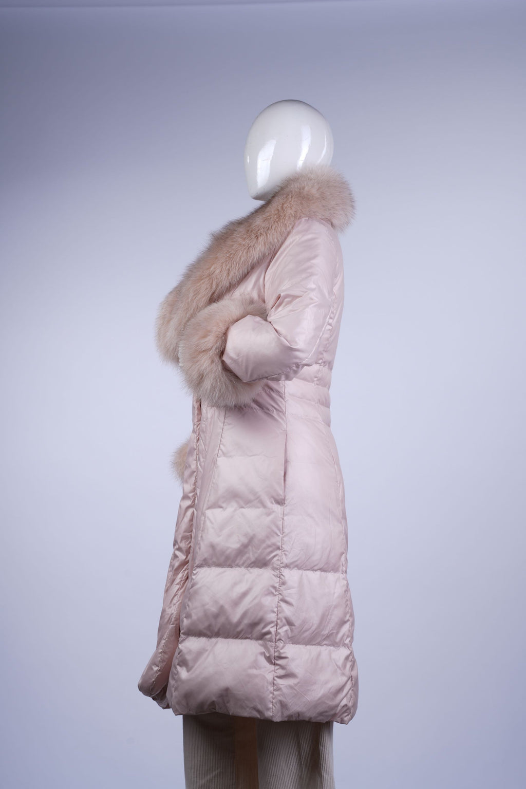Stylish long puffer jacket for women, ideal for vintage-inspired layering.