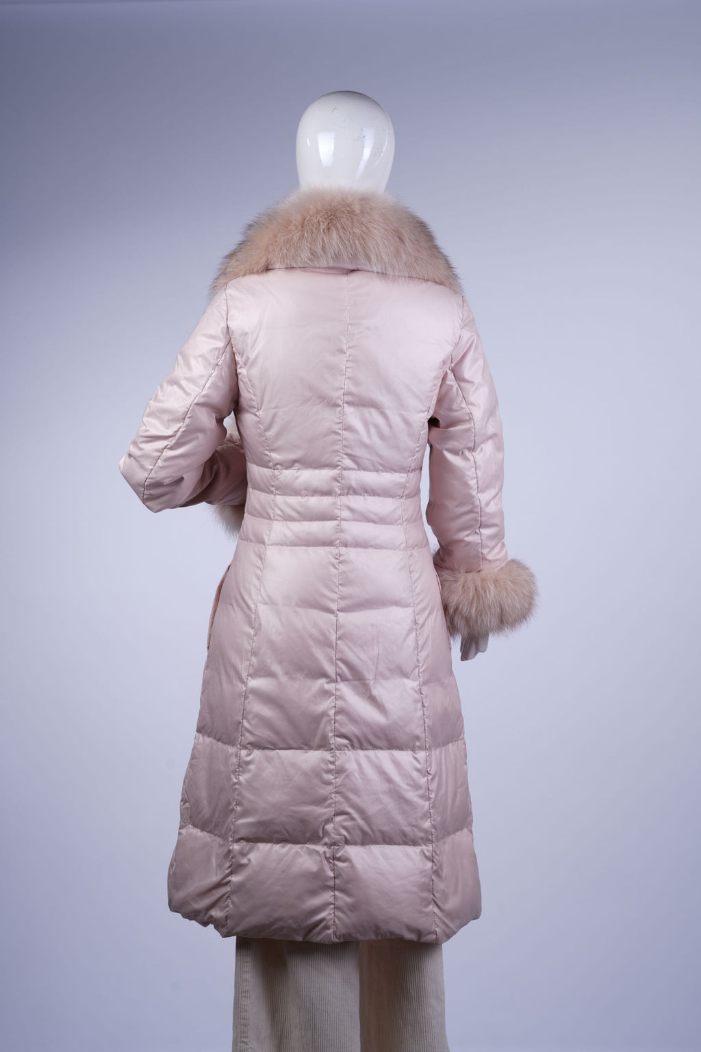 Warm women's winter coat in light pink with full-zip closure and fur details.