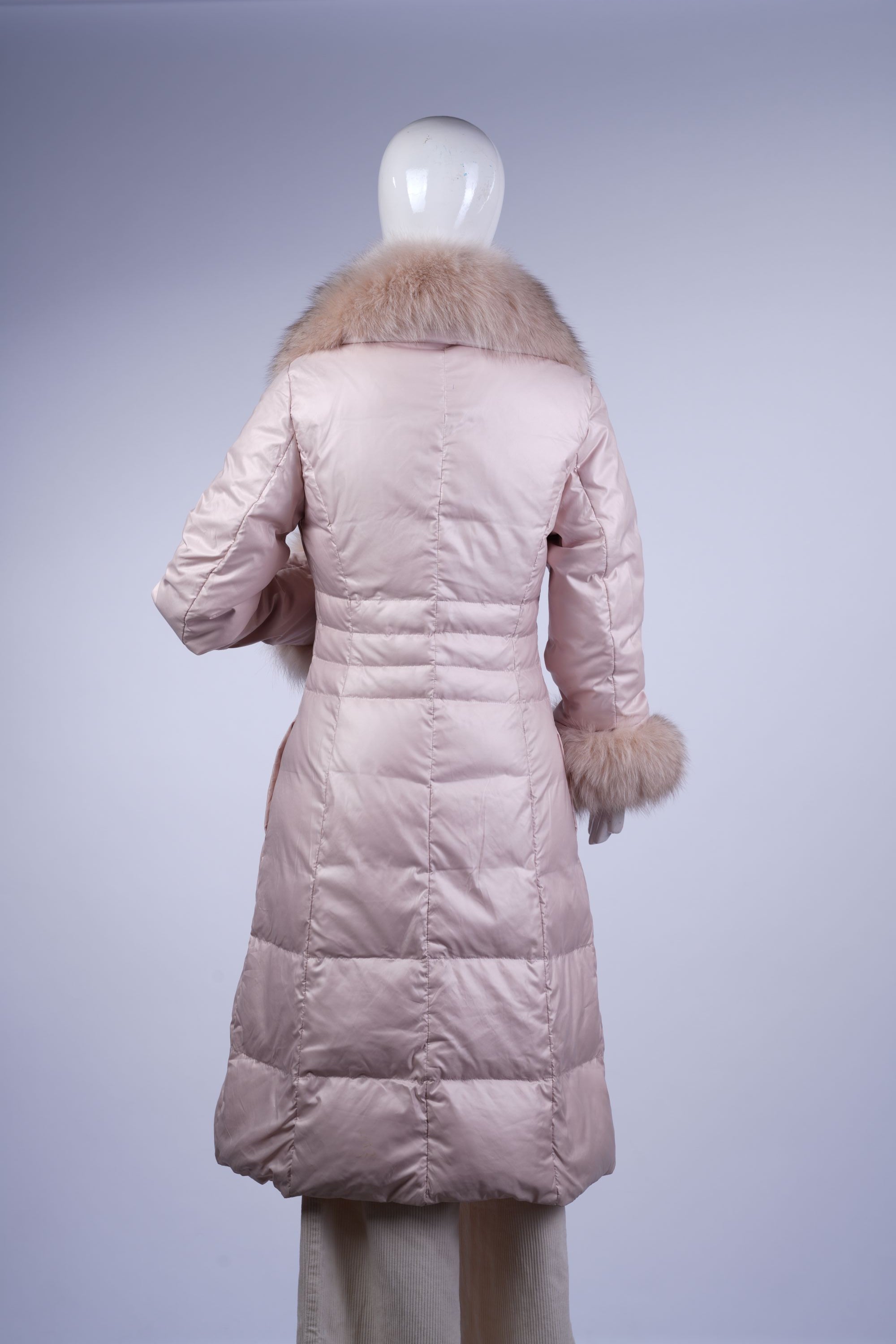 Warm women's winter coat in light pink with full-zip closure and fur details.