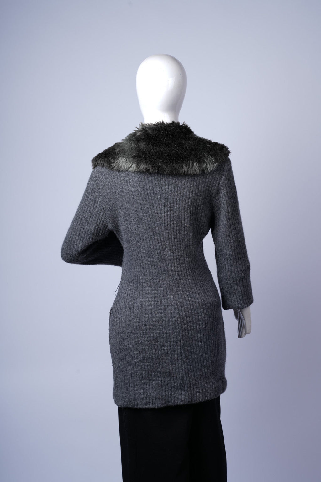 longline knitwear with soft fur collar for added warmth and elegance.