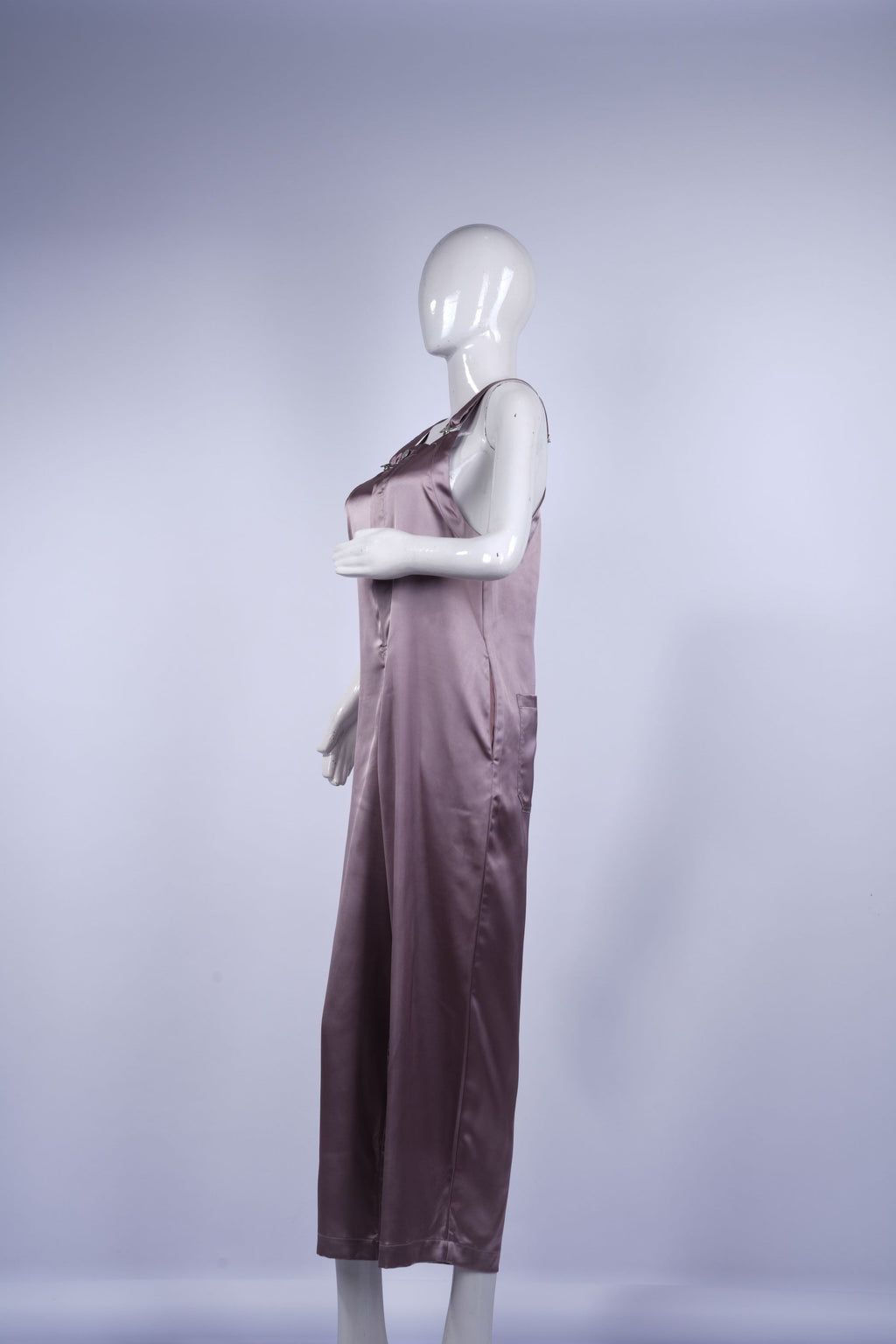 Chic sleeveless jumpsuit perfect for casual or semi-formal occasions.