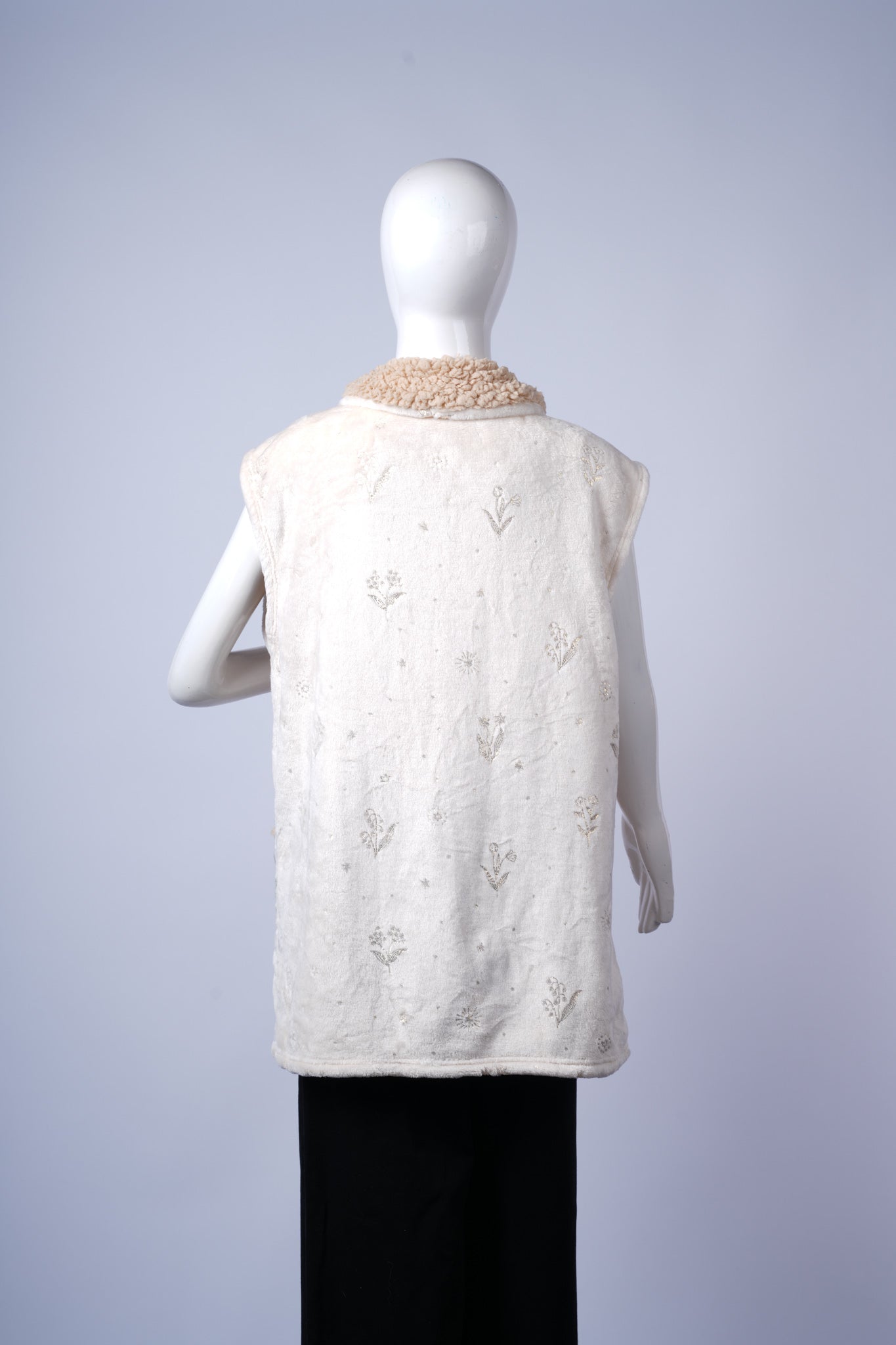 Casual sherpa vest combining comfort and versatile winter style.