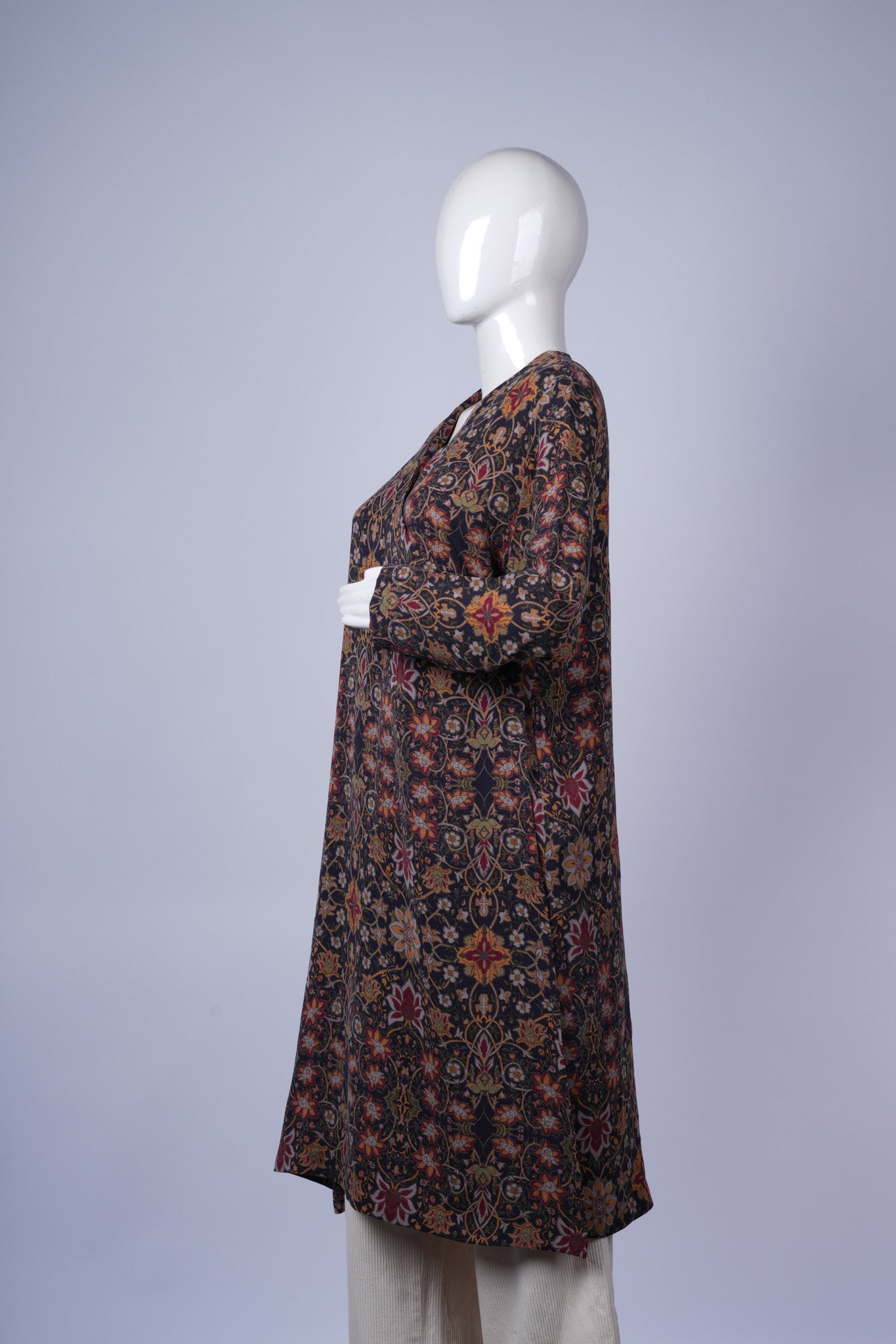 Elegant botanical-print kaftan with loose silhouette for comfort and style.