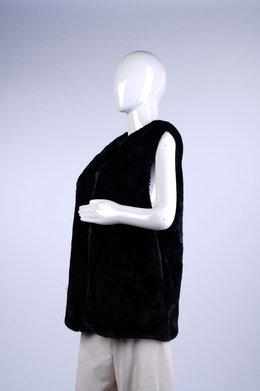 Chic black sleeveless jacket with luxurious faux-fur fabric.