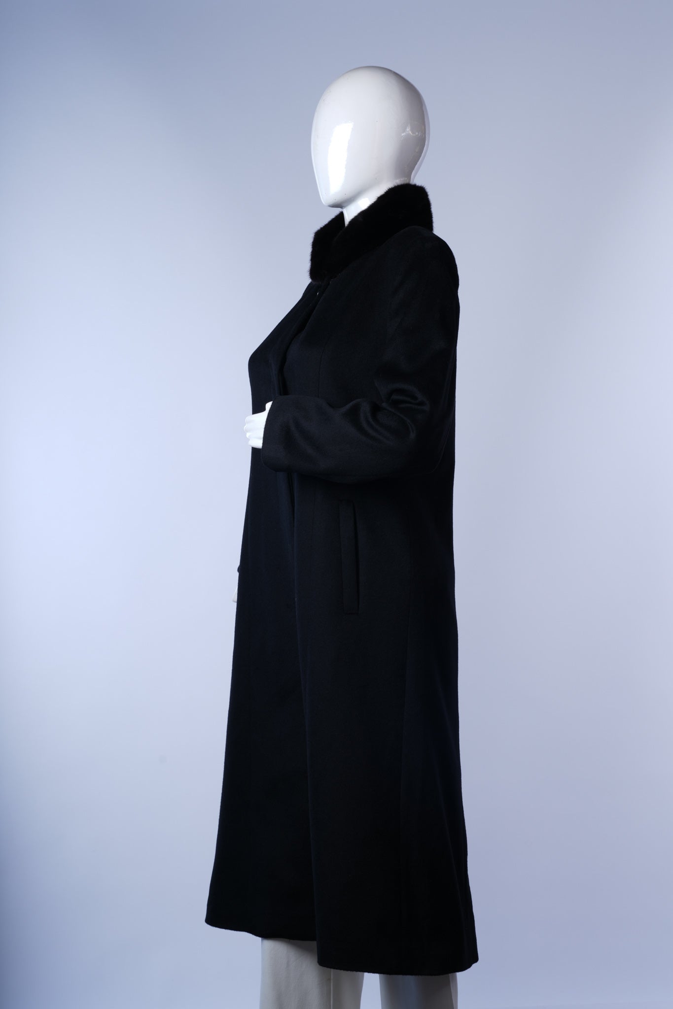 Versatile women's wool-blend coat featuring fox fur collar and tailored silhouette.