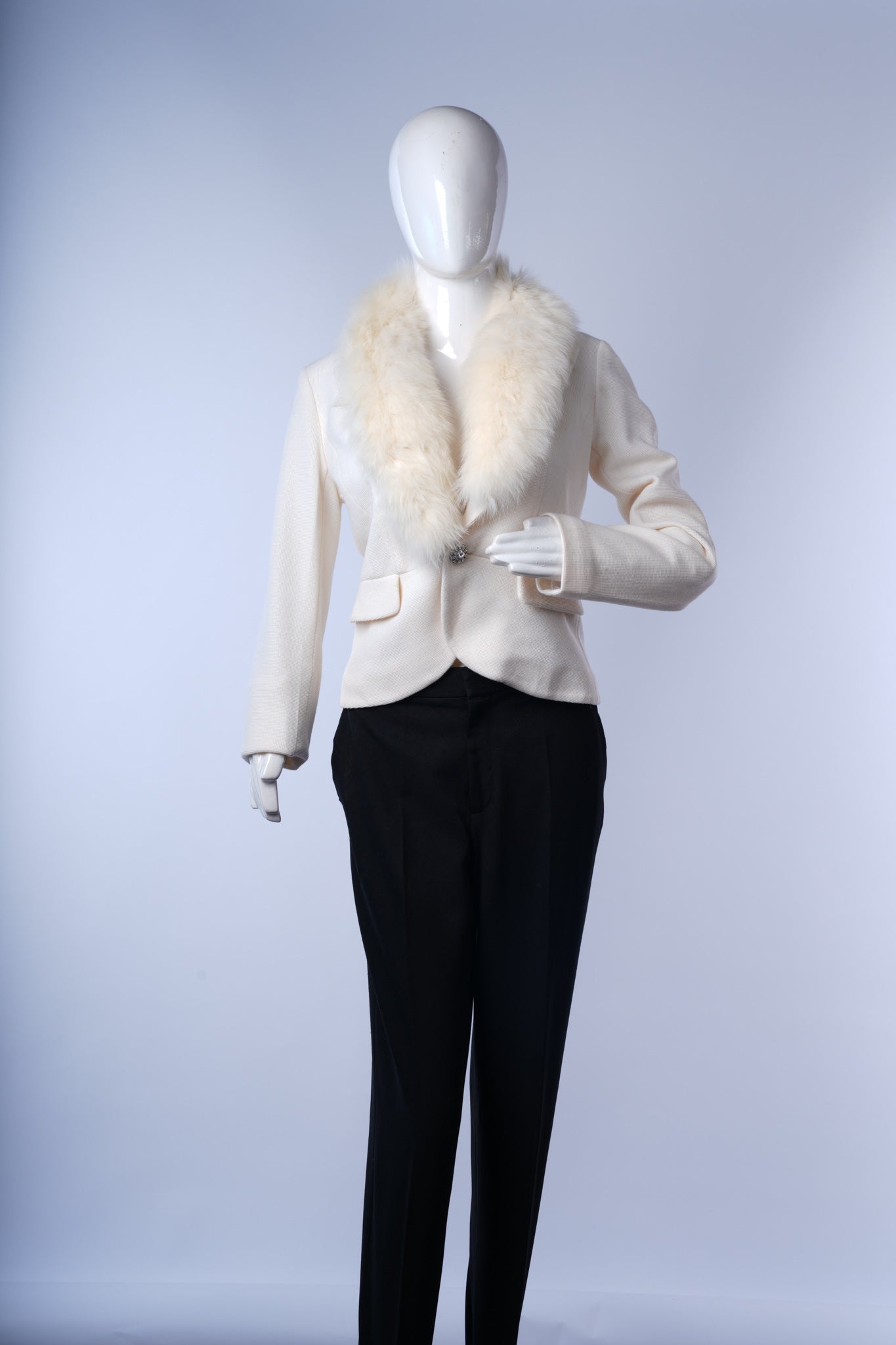 Elegant fitted blazer featuring flap pockets and a tailored silhouette for a polished look.