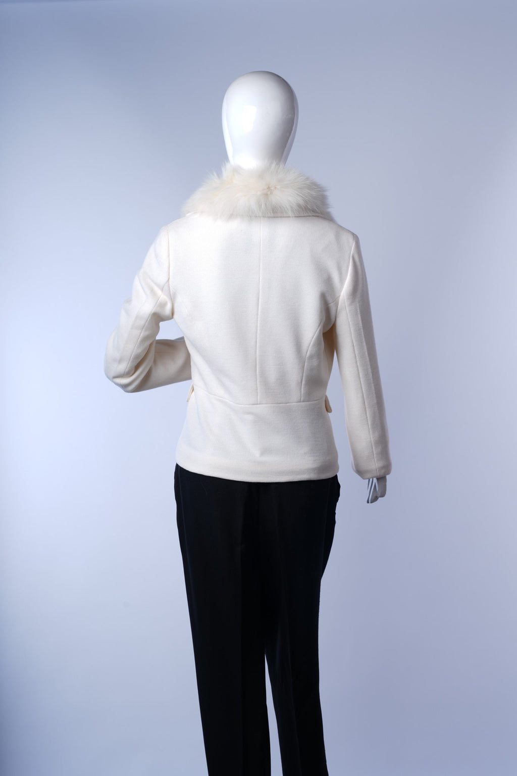 Classic tailored blazer with refined details, offering a chic, structured fit.