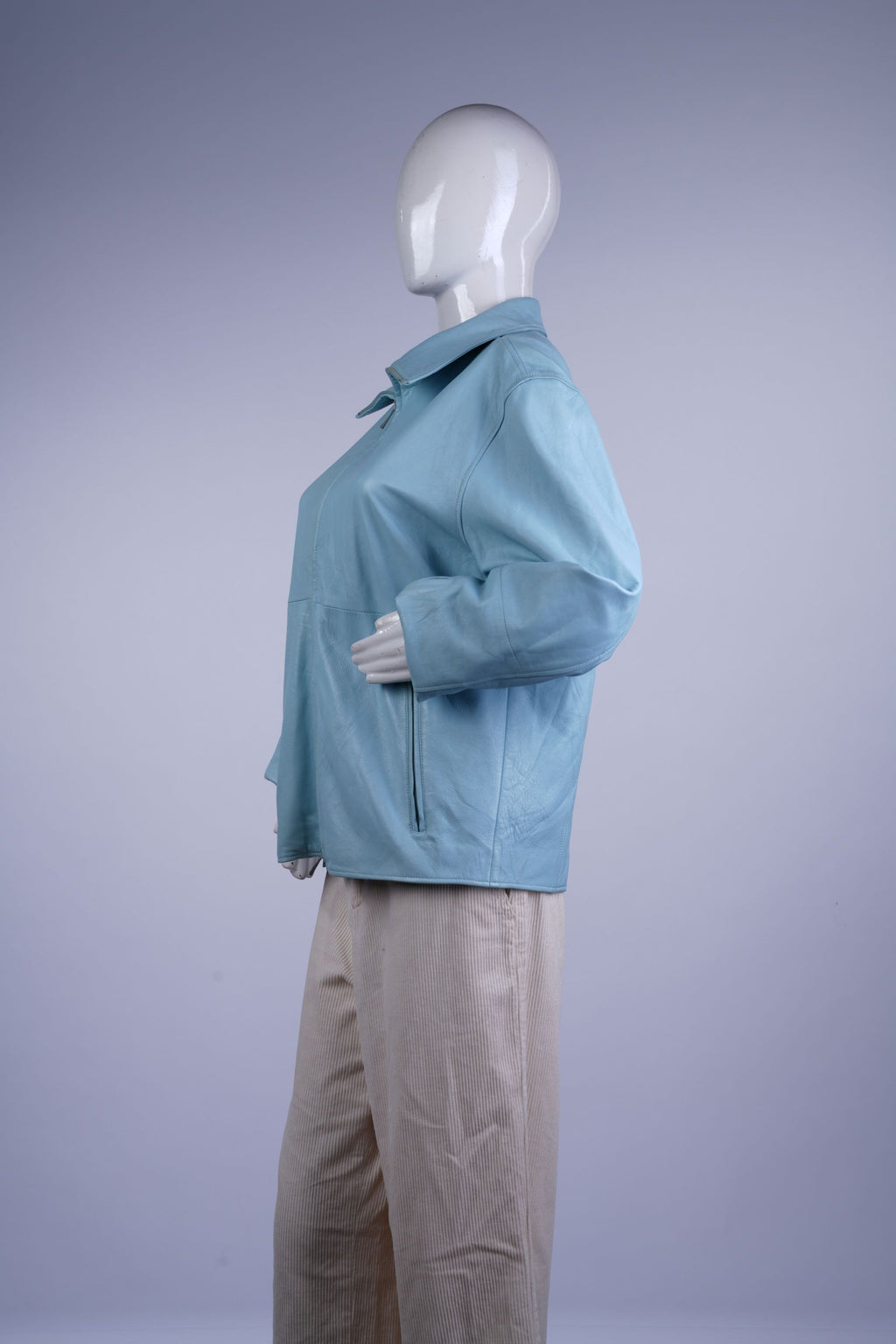 Stylish quilted coat for women, perfect for staying warm in cold weather.