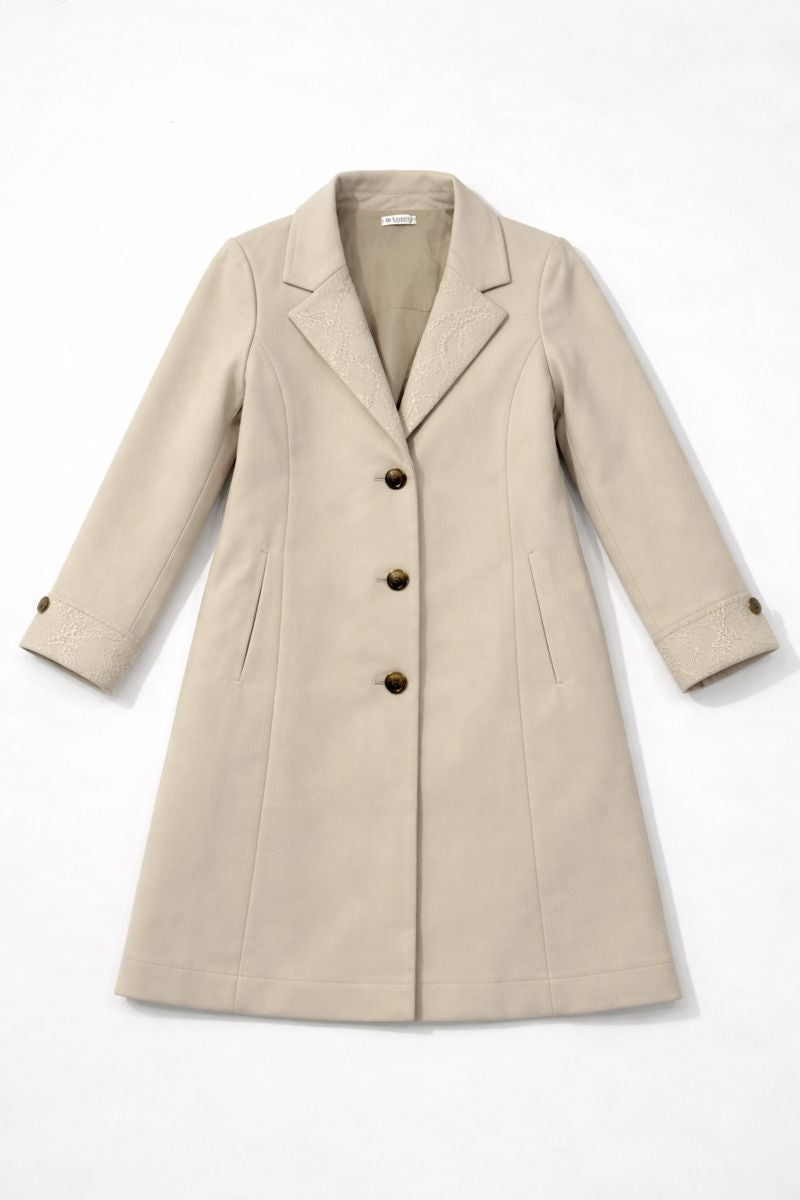 Single-breasted wool blend coat with front button closure and side welt pockets