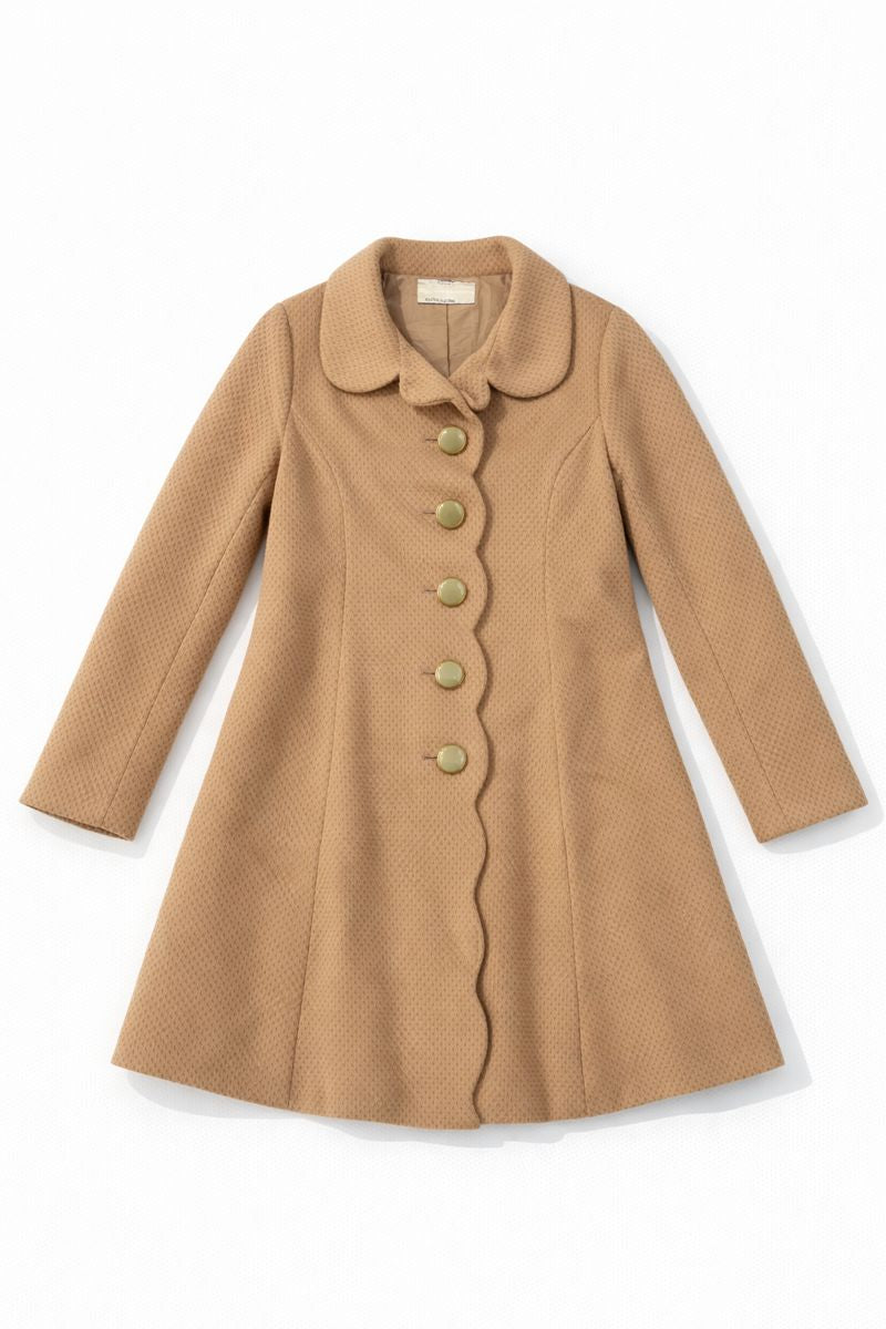 Peter Pan collar coat with scalloped button placket and full-length sleeves
