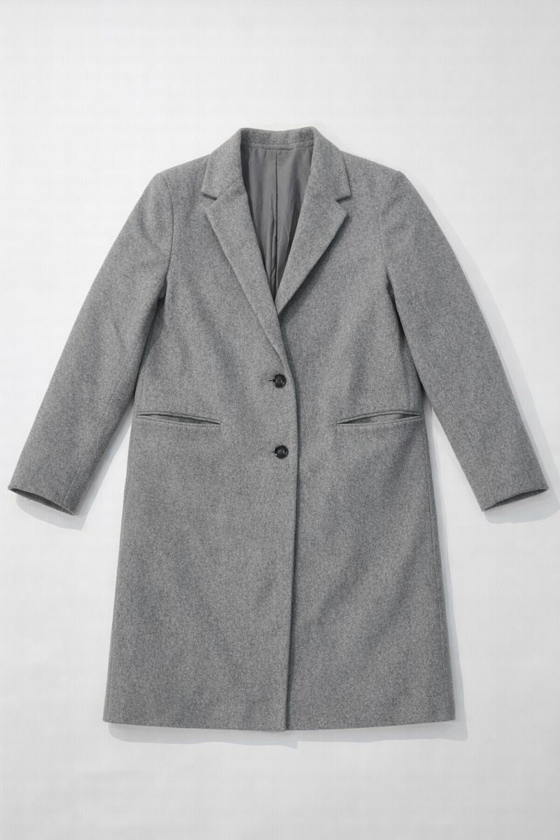 Single-breasted tailored coat with notch lapels and front welt pockets