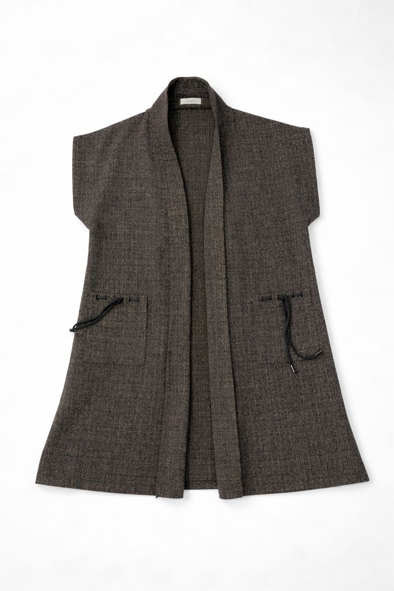 Sleeveless open-front textured vest with shawl collar and patch pockets
