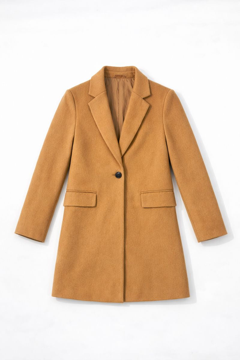 Single-button mid-length coat with notched lapels and front flap pockets